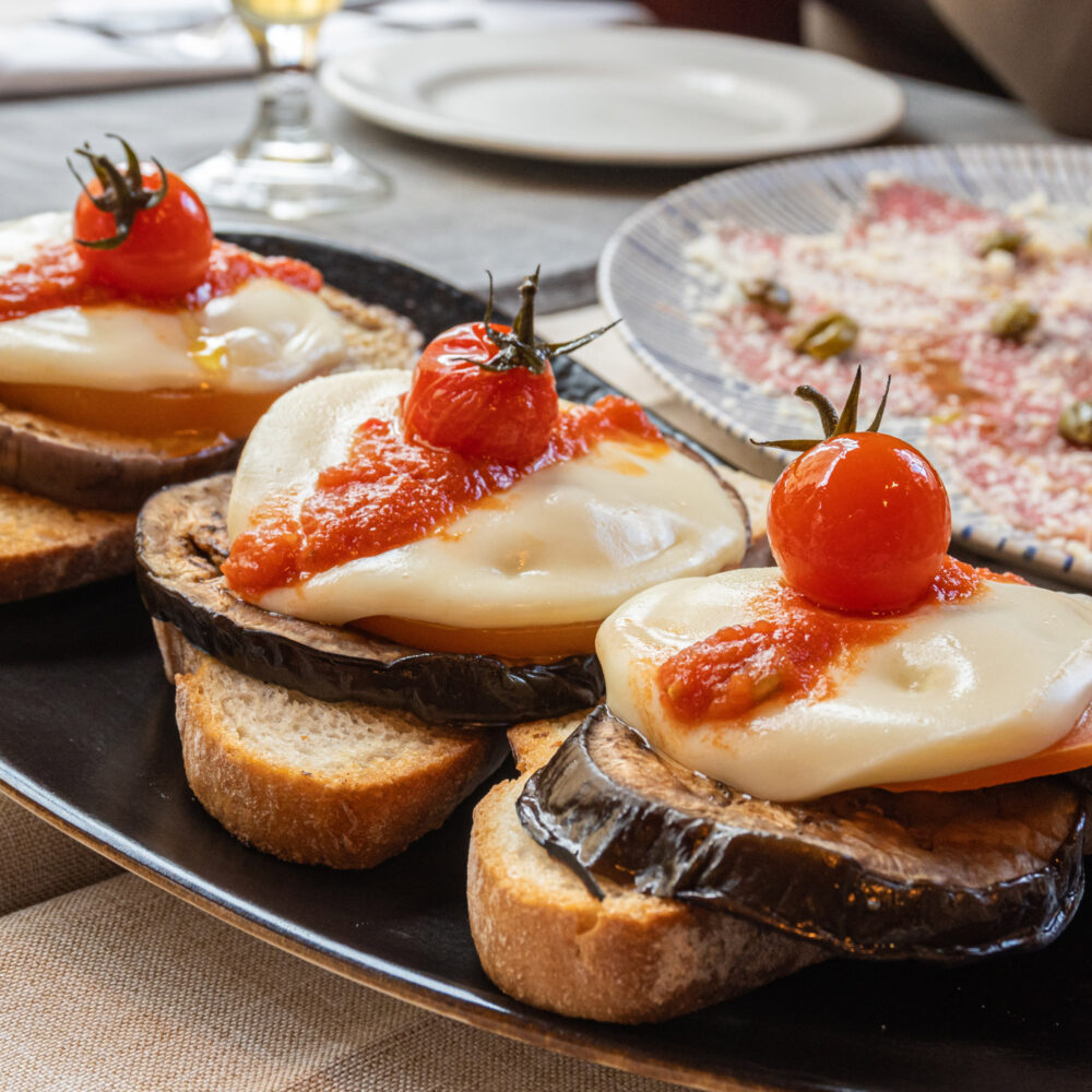 Lee más sobre el artículo TOSTAS DE BERENJENA, QUESO Y TOMATE ROSA