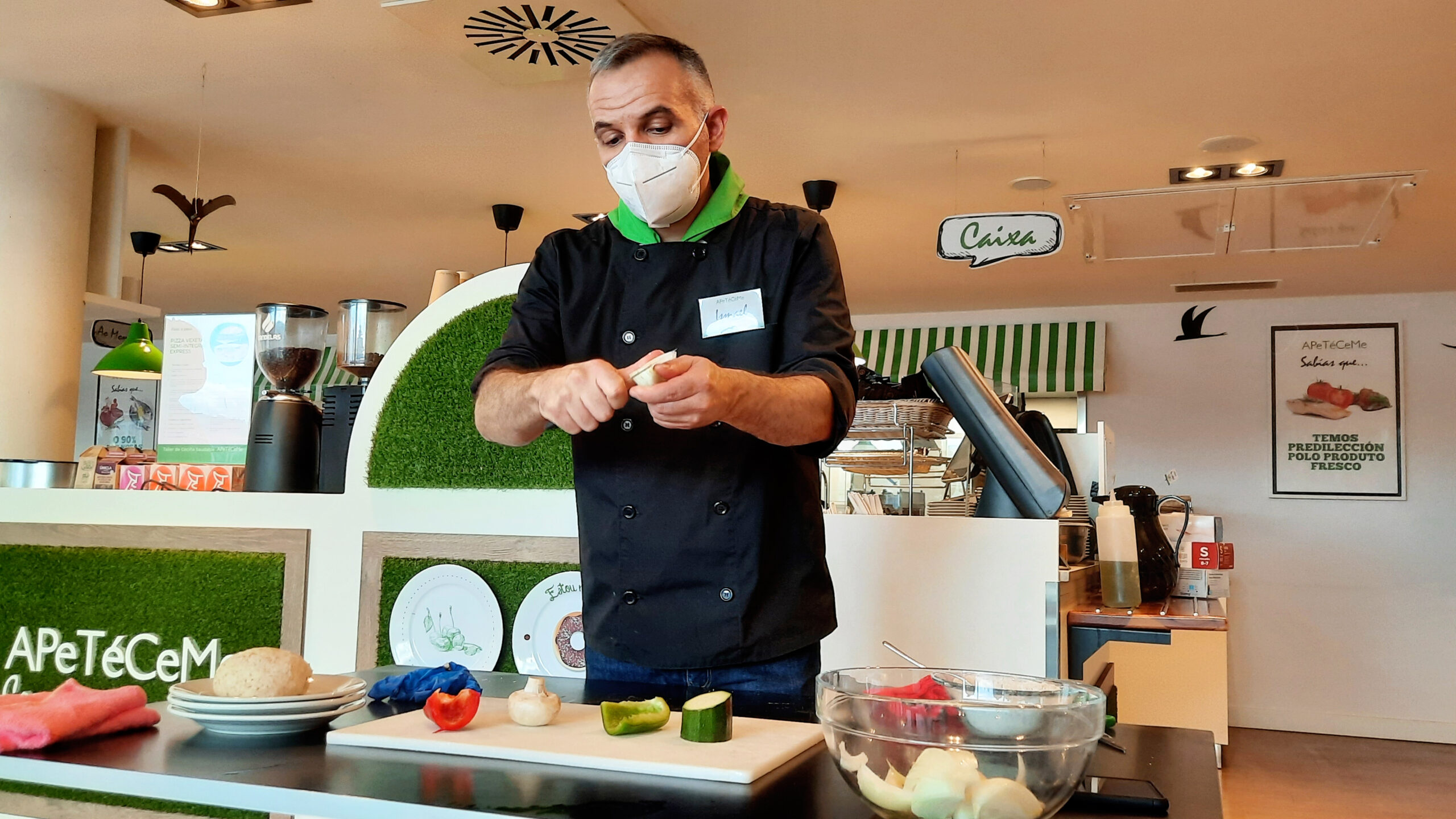 En este momento estás viendo CHEF MAESTRO COLABORA EN “TALLERES DE COMIDA SALUDABLE” DE APeTéCeMe Y EL HOSPITAL DE OURENSE (CHUO)