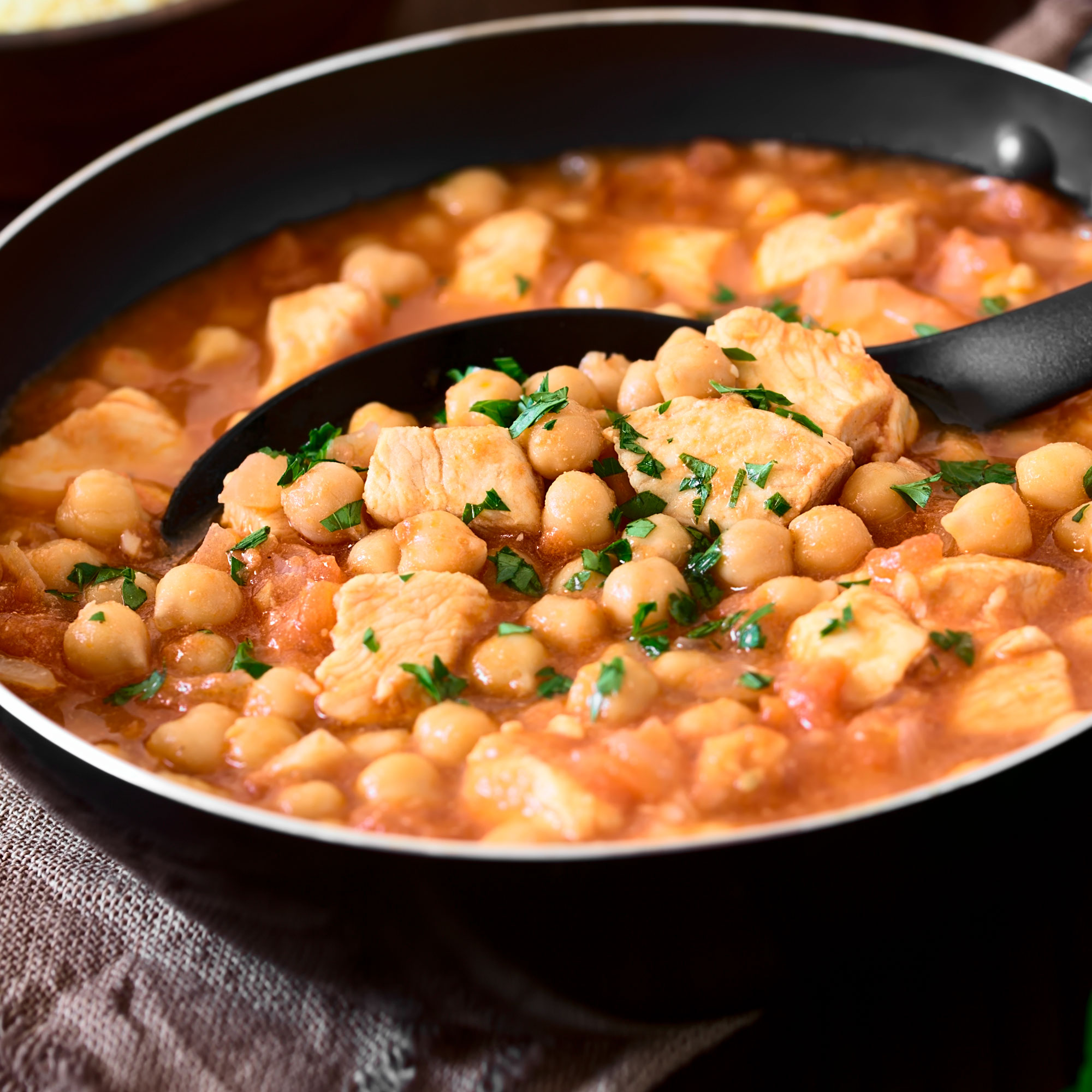Lee más sobre el artículo POLLO CON  CALABACIN, GARBANZOS, A LA CERVEZA CON RAS AL HANOUT